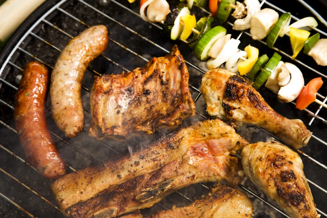 Carnea de grătar marinată cel puţin patru ore în bere neagră are niveluri scăzute de anumite substanţe cancerigene FOTO Shutterstock