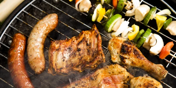 Carne pe gratar Shutterstock