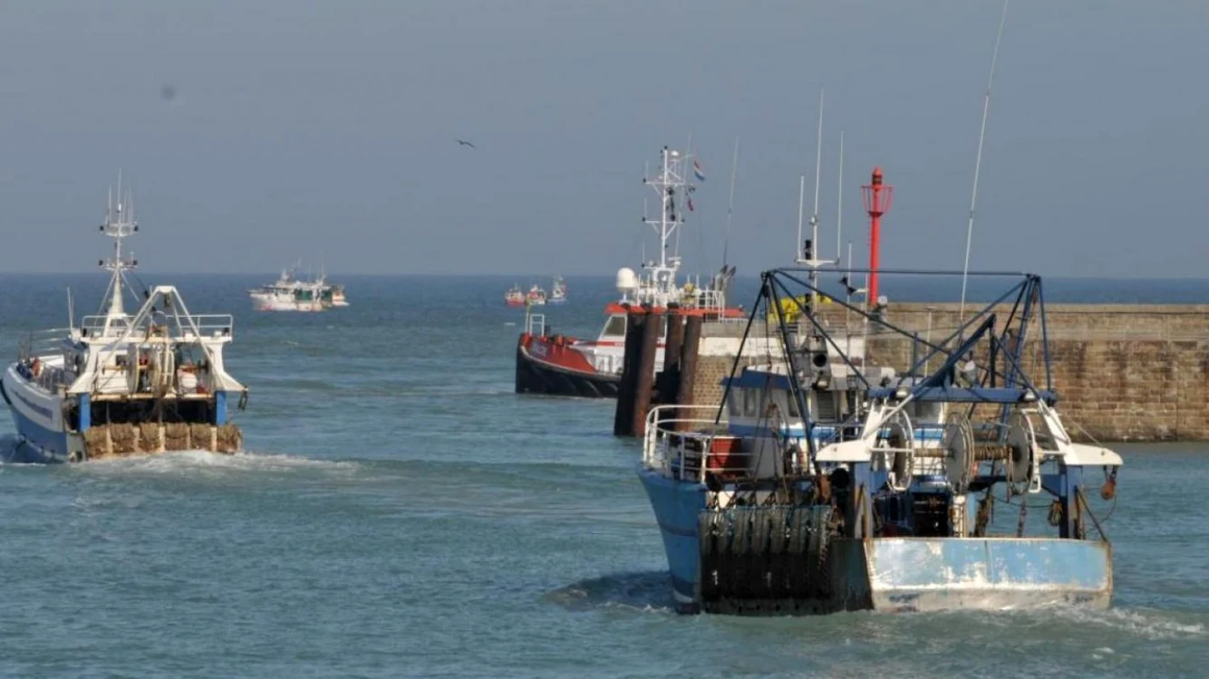 Ministerul pentru Afaceri Maritime francez lansase mai multe avertismente către două ambarcaţiuni britanice care pescuiau în apropierea portului Le Havre