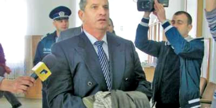 Procurorul Florin Apostu a fost încătuşat alături de un ofiţer SRI