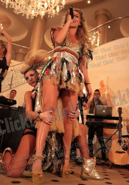 Corina, dans sexy cu o femeie
