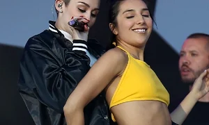 Miley Cyrus cu dansatoarele ei (Foto: Splash) jpeg