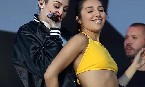 Miley Cyrus cu dansatoarele ei (Foto: Splash) jpeg