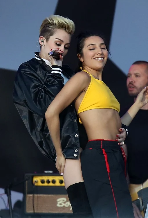 Miley Cyrus cu dansatoarele ei (Foto: Splash)