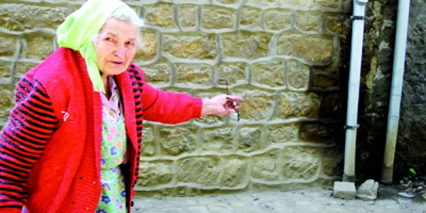 Resita: O bătrână e disperată că are casa ca un burete