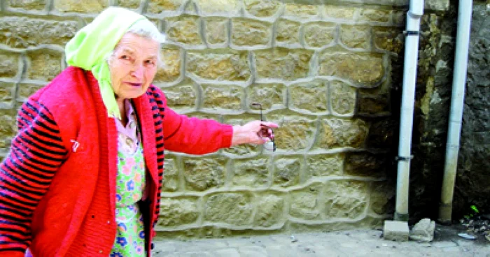 Resita: O bătrână e disperată că are casa ca un burete