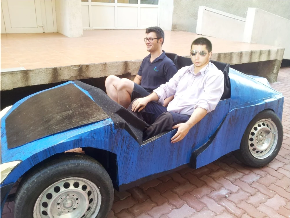 Mirel Pământ (foto stânga), alături de un alt coleg, în maşina care i-a servit drept lucrare de licenţă. foto: Diana Deleanu
