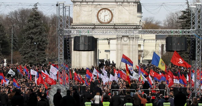 În piaţă sunt mii de protestatari