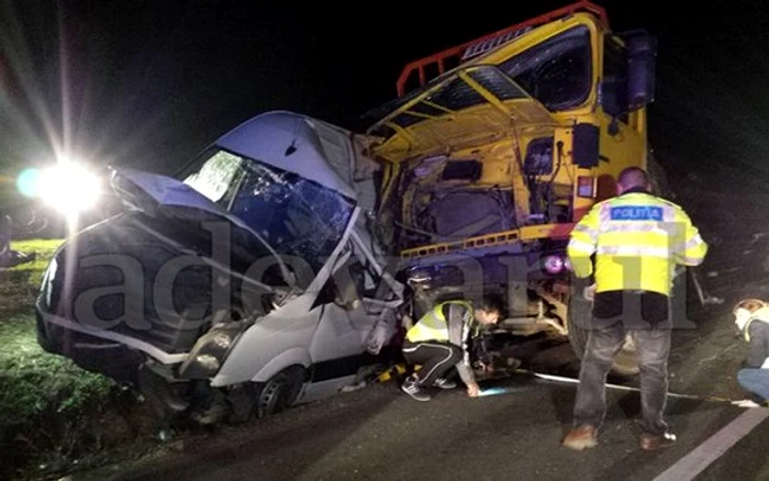 Peste microbuzul în care se aflau handbaliștii s-a răsturnat un camion plin cu cherestea