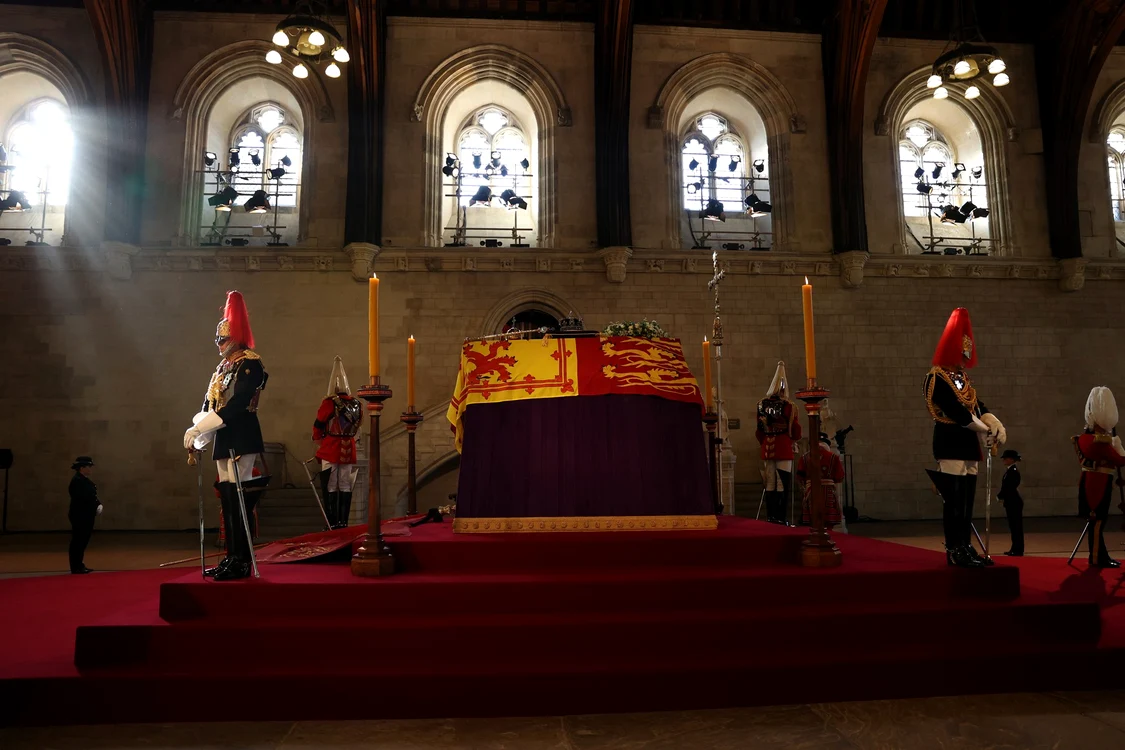 Sicriul va rămâne în Westminster Hall până în dimineaţa zilei de 19 septembrie