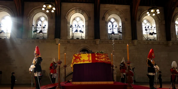 Sicriul Reginei depus la Westminster Hall 