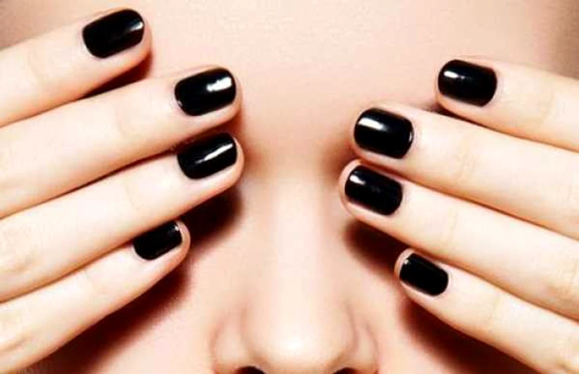 Unghii scurte negre   Foto Pinterest