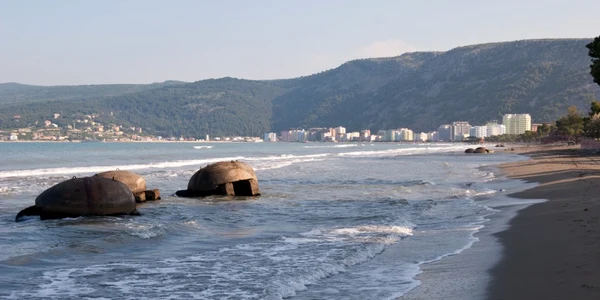 Buncăre pe o plajă din Albania în apropiere de Durres FOTO Shutterstock