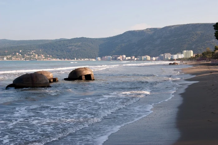 Buncăre pe o plajă din Albania în apropiere de Durres FOTO Shutterstock