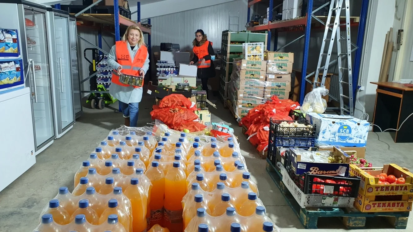 Spaţiul unde sunt depozitate alimentele şi produsele nonalimentare donate de supermarketuri FOTO Valentin Trufaşu
