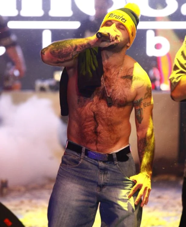 BUG Mafia a cântat în Princess Club din Regie, printre fulgi şi perne sfâşiate.