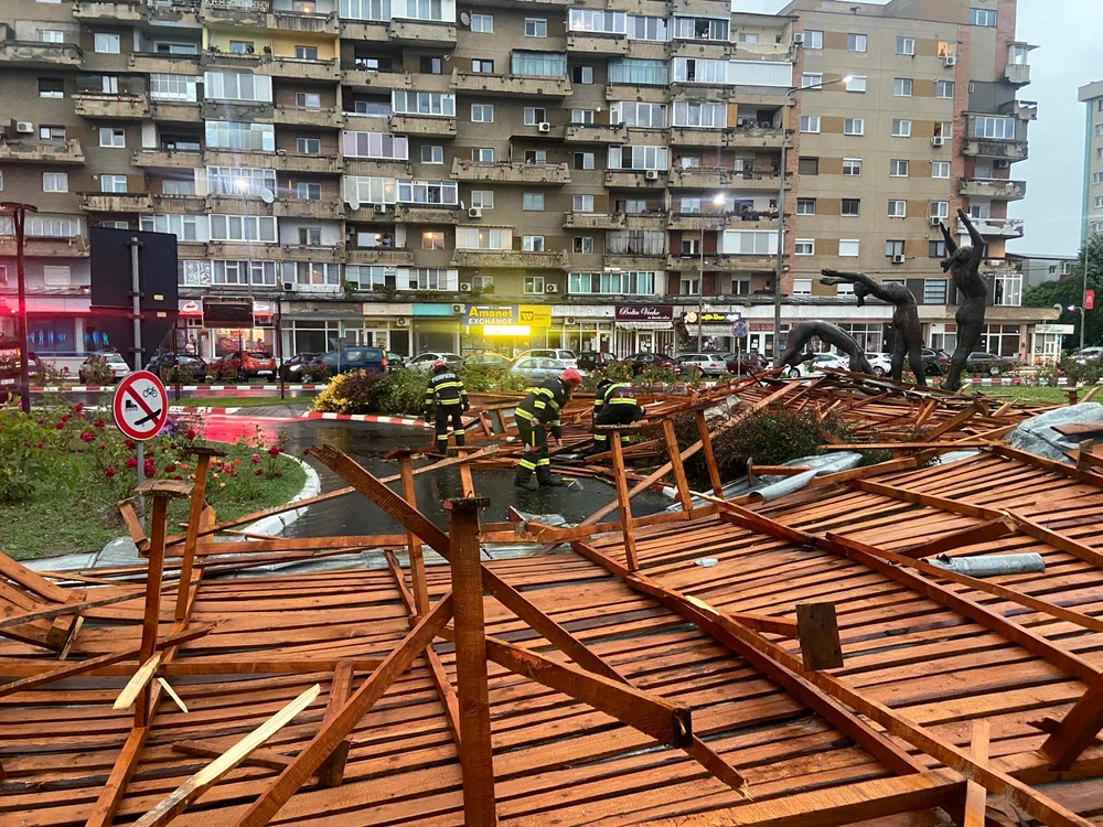 Furtuna a luat acoperişurile de la mai multe imobile, foto ISU Hunedoara