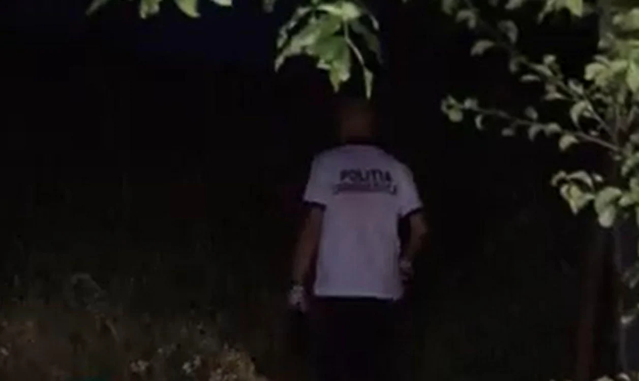 
     Un sătean a fost ucis cu bestialitate şi lăsat în curtea casei, într-o baltă de sângeFoto: observatornews.ro  