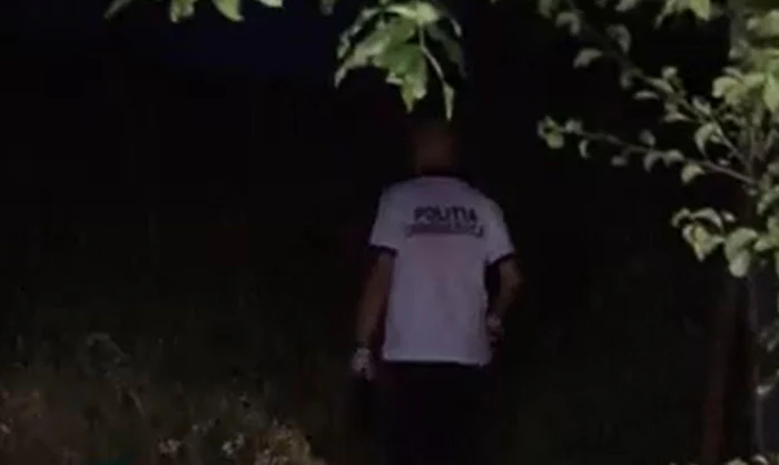 
     Un sătean a fost ucis cu bestialitate şi lăsat în curtea casei, într-o baltă de sângeFoto: observatornews.ro  