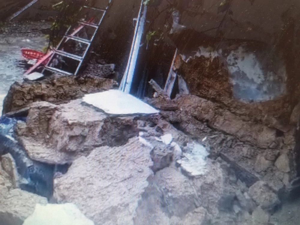 Bucătăria de vară s-a prăbuşit în beci, sursa: captură