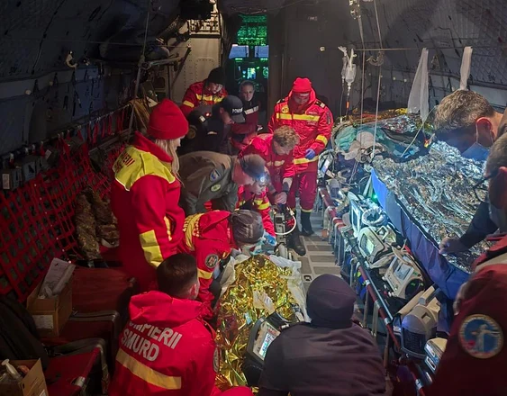 Pacienții cu arsuri au fost transportați la Bruxelles. FOTO Facebook Forţele Aeriene Române