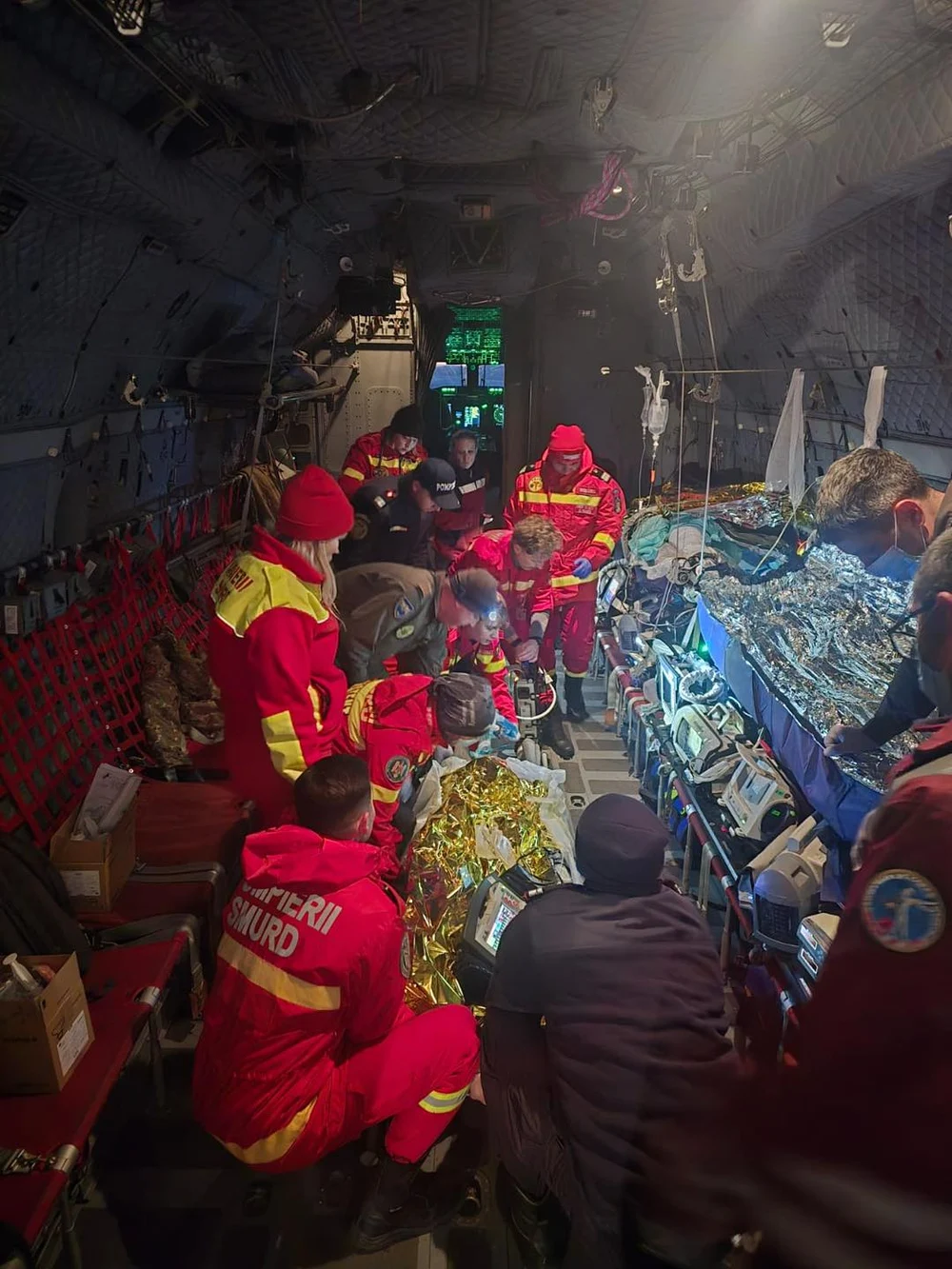 Doi pacienţi cu arsuri, transportaţi la Bruxelles, în cadrul unei misiuni umanitare a Forţelor Aeriene Române