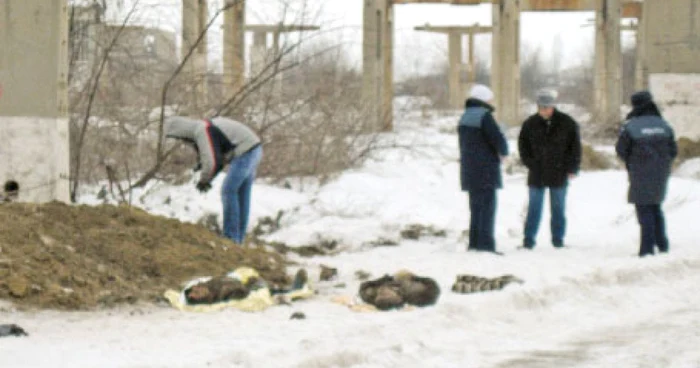 Poliţiştii investighează cauzele morţii celor doi bărbaţi