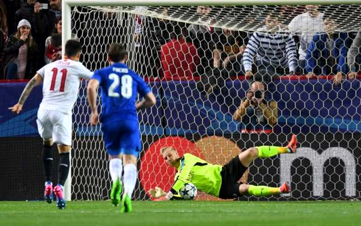 Kasper Schmeichel socate un 11 metri în meciul cu Sevilla FOTO Getty Images