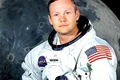 Neil Armstrong, comandantul misiunii spaţiale Apollo 11, a păşit pe Lună la 20 iulie 1969, la vârsta de 39 de ani
