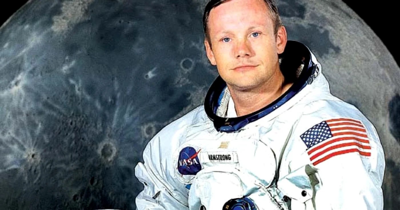 Neil Armstrong a petrecut aproximativ două ore şi jumătate pe Lună.