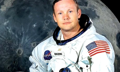 Neil Armstrong, comandantul misiunii spaţiale Apollo 11, a păşit pe Lună la 20 iulie 1969, la vârsta de 39 de ani