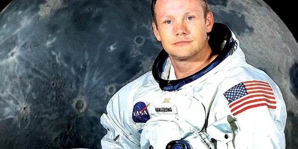 Neil Armstrong, comandantul misiunii spaţiale Apollo 11, a păşit pe Lună la 20 iulie 1969, la vârsta de 39 de ani