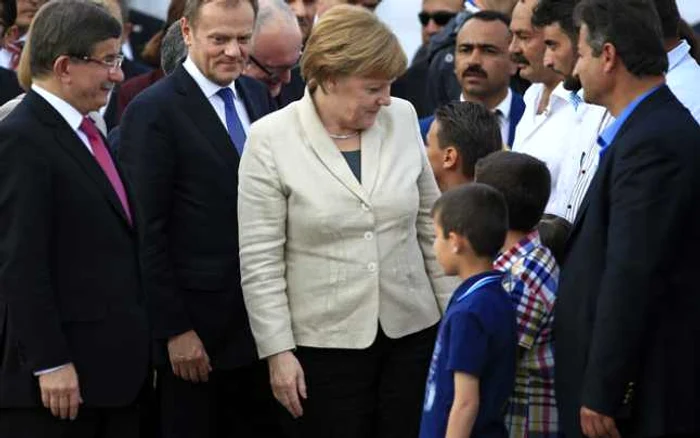 Cancelarul german Angela Merkel, alături de premierul turc Ahmet Davutoglu şi preşedintele Consiliului European Donald Tusk, în vizită în tabăra de refugiaţi de la Nizip FOTO AP