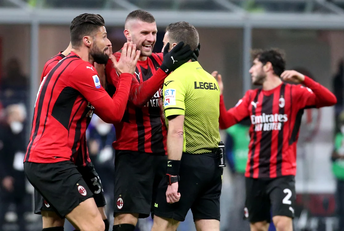Fotbaliștii lui AC Milan au protestat la decizia lui Marco Serra (Foto: EPA-EFE)