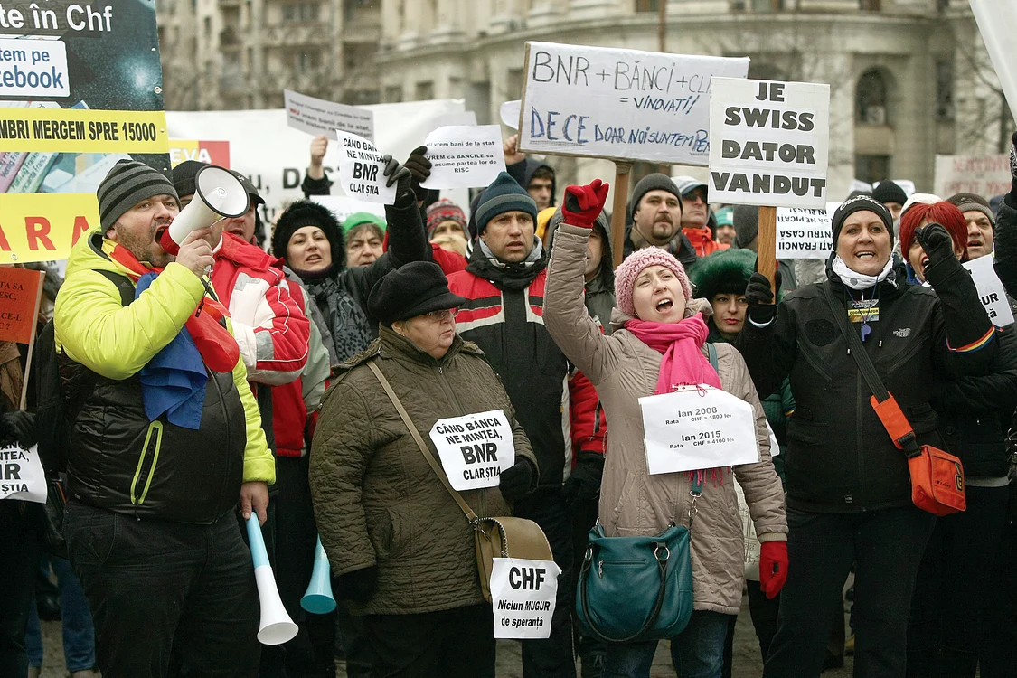 
    Grupul clienţilor cu credite în franci elveţieni, care numără în prezent peste 24.000 de membri, a organizat mai multe mitinguri de protest în Bucureşti.Foto: Dorin Constanda  