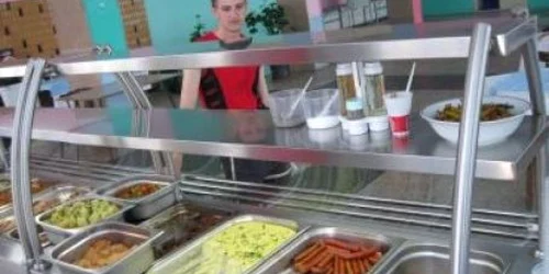 Studenţii pot servi la cantină preparate din carne la 3,5 lei. 