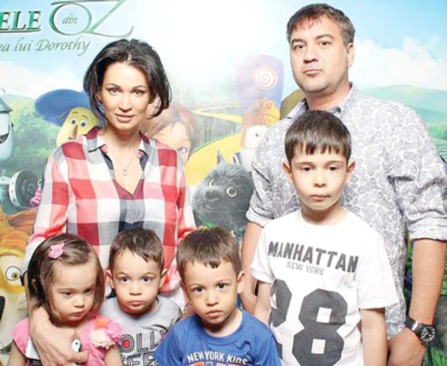 Nicoleta, alături de  Zsolt Jr (11 ani) şi de  tripleţii Kim, Kevin  şi Karoly (8 ani) 
