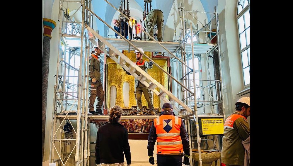 Un altar vechi de 500 de ani a fost demontat bucată cu bucată și mutat dintr-o biserica din Brienz, un sat amenințat de o alunecare de teren