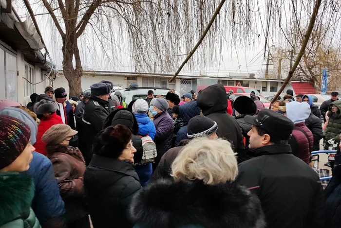 Cozi la Centrul de distribuție a pachetelor de la UE FOTO: C.Mazilu