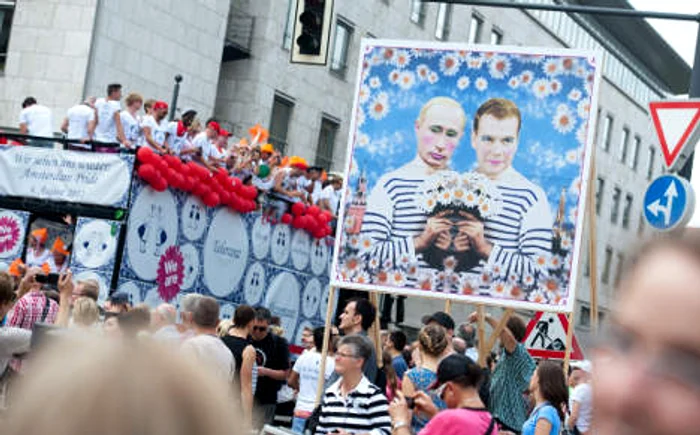 Manifestanţii au adus un banner cu Putin şi Medvedev