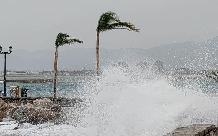 Rafale puternice de vânt blochează zeci de mii de turiști în porturile elene. Foto: eKathimerini