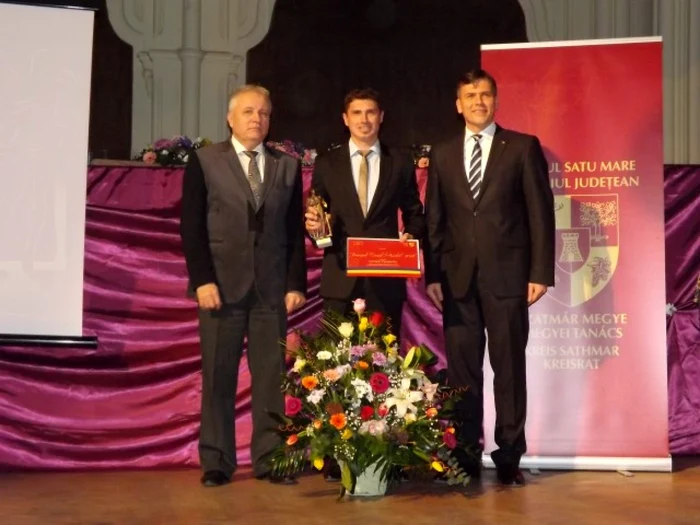 Mani Gyenes (mijloc) a fost desemnat Omul Anului 2014, în cadrul celei de a VI-a ediţii a Galei Laureaţilor Sătmăreni. FOTO - sătmăreanul.net