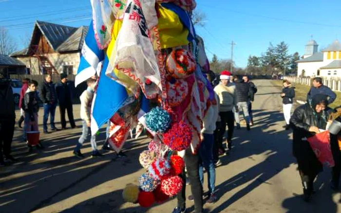 Steagurile sunt purtate de şapte sau nouă tineri necăsătoriţi, îmbrăcaţi în costum naţional, care trebuie să meargă la fetele din comună să adune geavrelele. FOTO George Enache