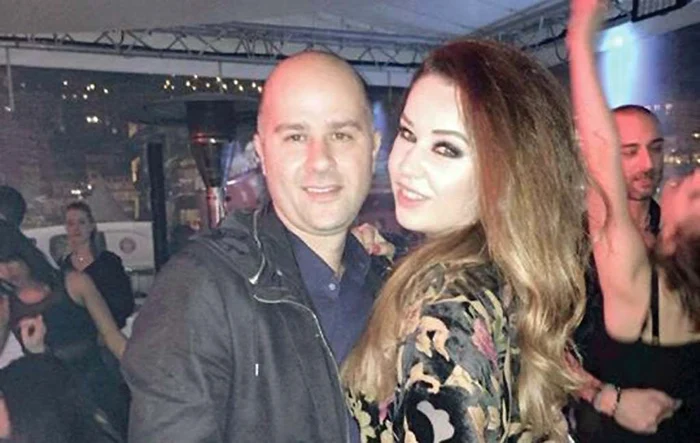 
    Irina Lunka şi prietenii ei, la o tersă din Nisa cu puţi timp înainte de atac   