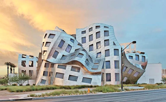 Clinica Medicală Lou Ruovo pentru Sănătatea Creierului, de lângă Las Vegas, a fost creată de arhitectul canadiano-american Frank Gehry pentru pacienţii cu probleme de memorie