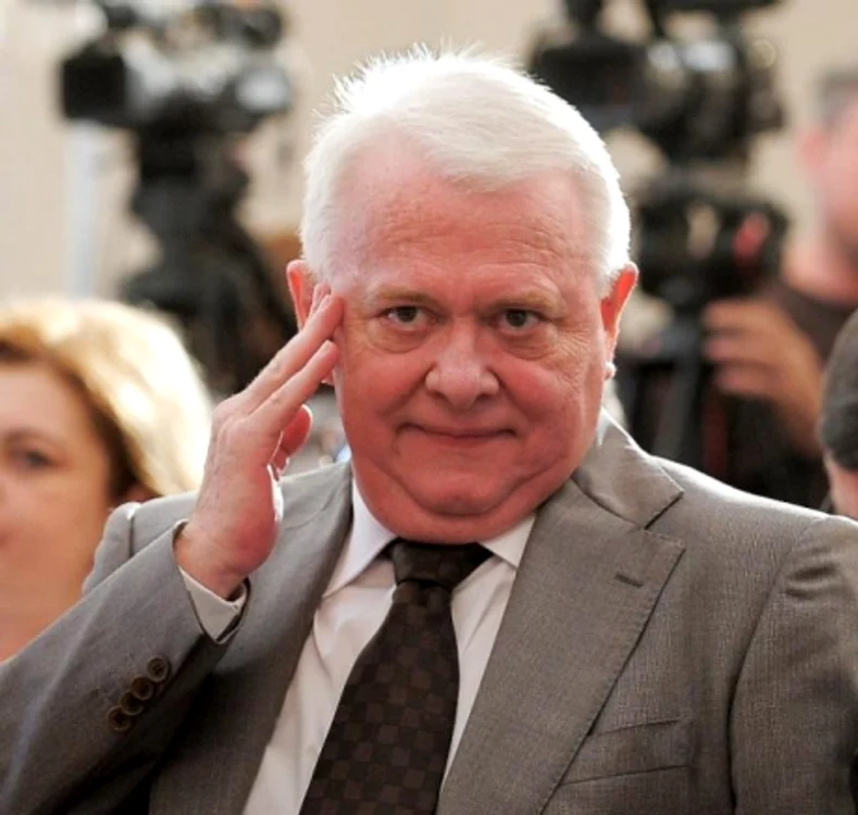 
    Viorel Hrebenciuc este suspectat de constituire a unui grup infracțional organizat, trafic de influență şi instigare la folosirea influenței  