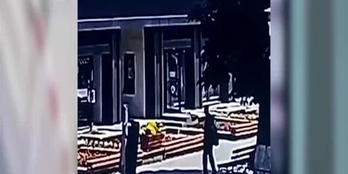 Femeie din Găeşti, disperată să-şi recupereze actele din husa telefonului uitat pe o bancă şi luat de un bărbat