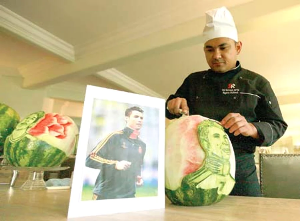 
    Bucătarul Rogerio Holanda, în timpul  sculpturii dedicate  lui Ronaldo (FOTOGRAFII: Reuters)  