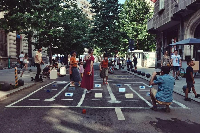 Jocul cucerește strada. FOTO: Arhiva personală