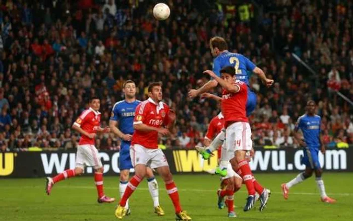 Ivanovici se înalţă peste defensiva lui Benfica, după cornerul executat de Mata şi marchează golul decisiv. FOTO: Mirror.co.uk
